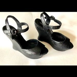 Alice + Olivia Jana Wedge black emboss snake 39